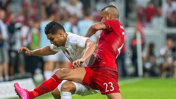 Casemiro pugna con Arturo Vidal en un Madrid-Bayern. 