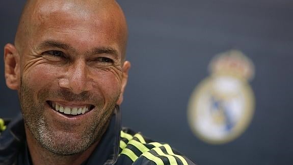 Zidane sonríe durante una rueda de prensa. 