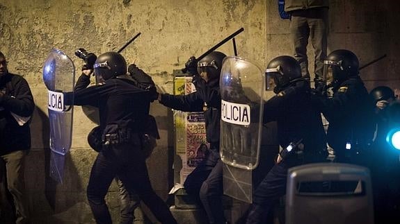 Agentes de policía cargan contra algunos manifestantes tras la concentración Rodea el Congreso.