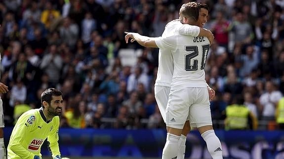 Ronaldo y Jese celebran un gol. 