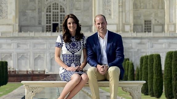 Los duques de Cambridge posan frente al Taj Mahal. 