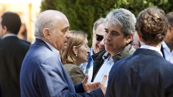 Jorge Fernández Díaz habla con Francesc Homs durante el almuerzo. 