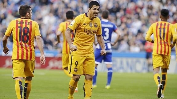 Luis Suárez celebra uno de sus cuatro goles al Deportivo. 