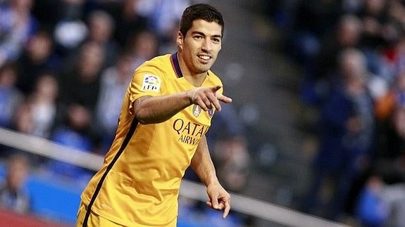 Luis Suárez celebra un gol ante el Deportivo. 