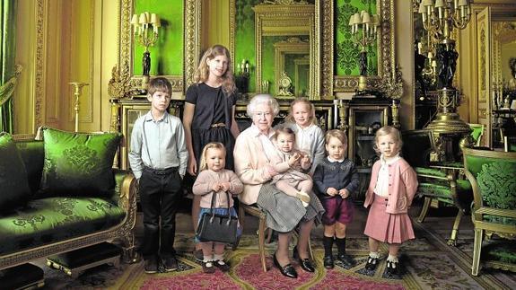 Isabel II se rodea de los pequeños de la casa Windsor en su 90 cumpleaños |  Diario Sur