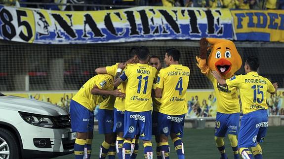 Los jugadores de Las Palmas celebran el segundo gol del equipo canario.