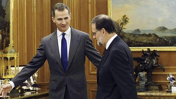 Felipe VI y Mariano Rajoy, durante una reunión en la Zarzuela. 