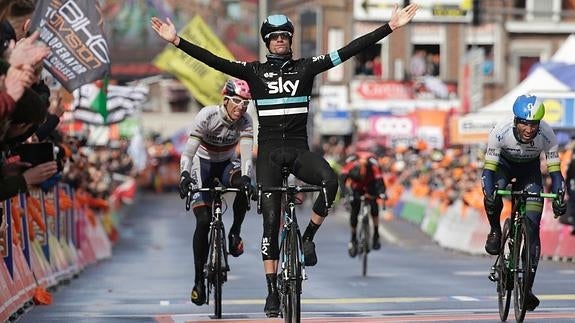 Wout Poels celebra su victoria en la meta. 