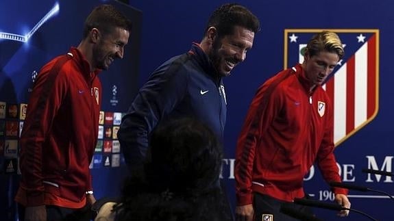 Simeone, franqueado por Gabi (i) y Torres. 