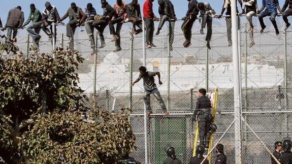 Imagen de octubre de 2014 de un grupo de inmigrantes tratando de acceder a Melilla. 