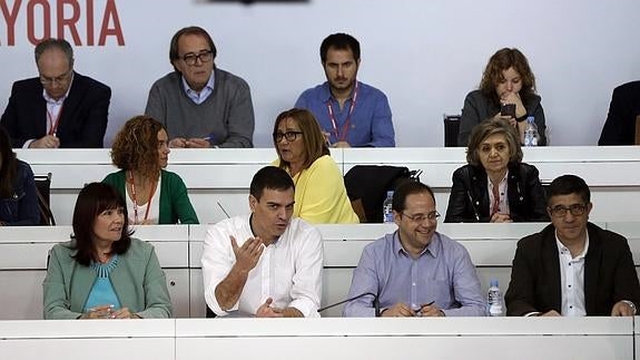 Pedro Sánchez, junto al secretario de Organización, César Luena (2d), el secretario de Acción Política y Ciudadana, Patxi López (d), y la presidenta del partido, Micaela Navarro.