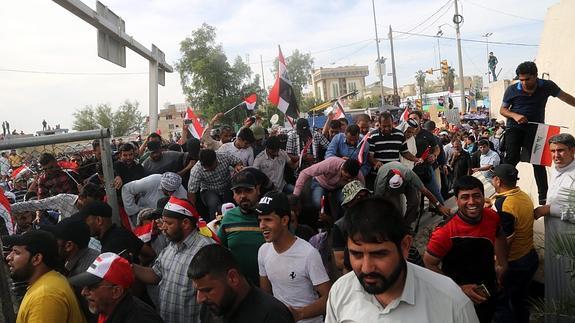 Seguidores del clérigo chií Muqtada al Sadr en la Zona Verde de Bagdad.