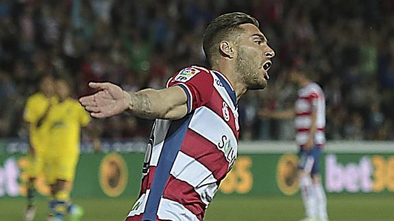 Rochina celebra el primer gol del Granada.