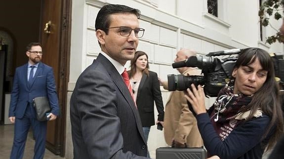 Francisco Cuenca llega al Ayuntamiento de Granada.