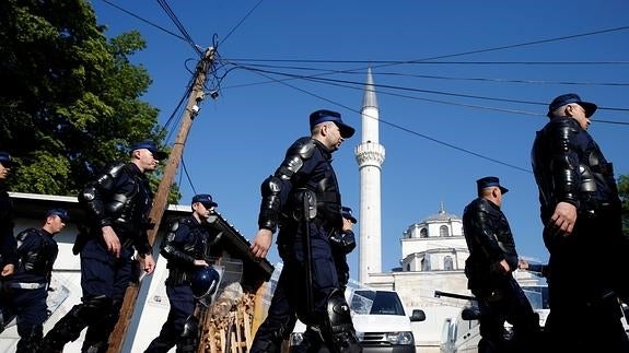 Decenas de agentes custodian la apertura de la mezquita en Banja Luka.