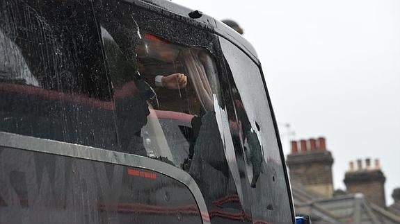 El autobús del Manchester United, tras el ataque. 