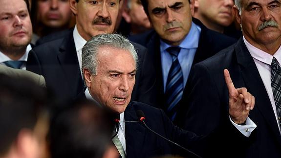 Michel Temer, presidente interino de Brasil, rodeado de su nuevo gabinete.