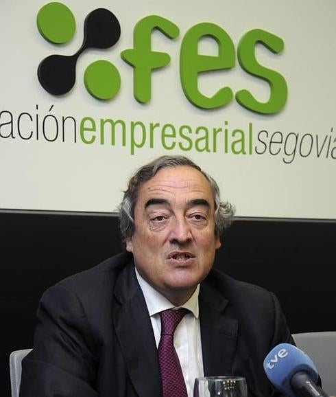 El presidente de la CEOE, Juan Rosell (i), estuvo en la presentación del informe. 