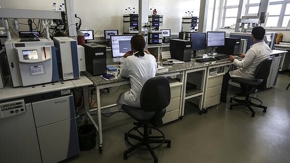 Científicos trabajan en el Laboratorio Brasileño de Control de Dopaje. 