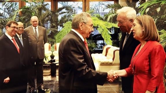 Raúl Castro saluda a Margallo y a Ana Pastor. 