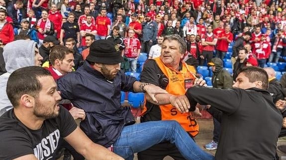 Aficionados del Liverpool se enfrentan a seguidores del Sevilla. 