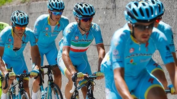 Nibali, escoltado por sus compañeros. 