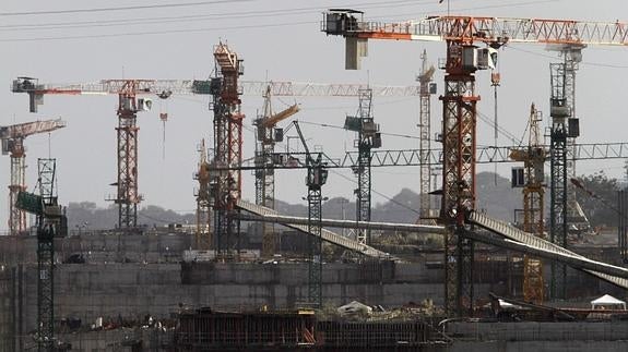 Grúas en las obras de ampliación del Canal de Panamá. 