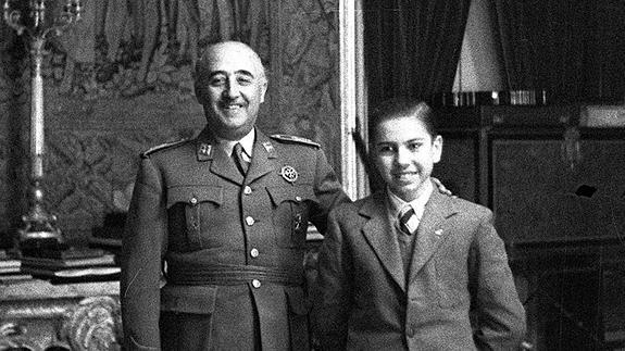 Un joven Arturo Pomar posa junto a Francisco Franco.