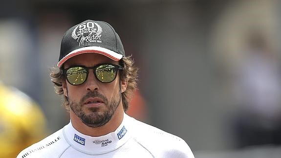Alonso camina en Mónaco. 