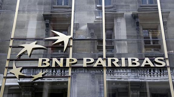 Logotipo del BNP Paribas en la fachada principial de la sede central de París. 