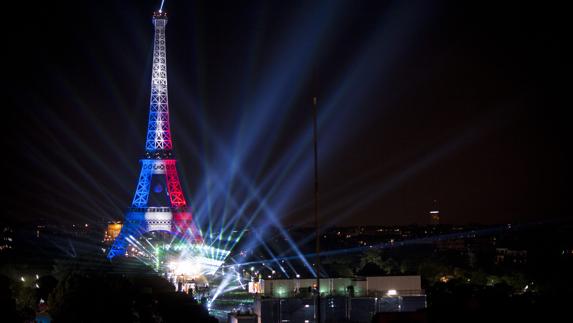 La Torre Eifel, en la fiesta de inauguración. 