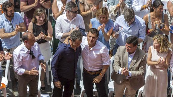 El presidente de Ciudadanos, Albert Rivera (4d), junto al cabeza de lista al congreso por Valencia, Toni Cantó. 