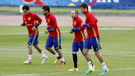 Varios jugadores españoles entrenan. 