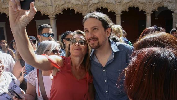 Pablo Iglesias se fotografía con una simpatizante durante un acto en Guadalajara. 