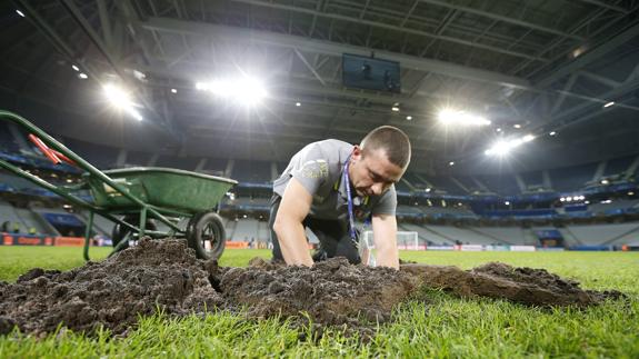 Trabajador de la UEFA arregla el césped de Lille. 