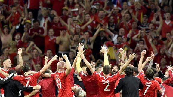 Los galeses celebran el pasae a semis con su afición. 