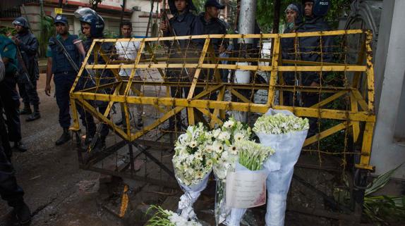 Flores recuerdan a las víctimas en el lugar del atentado. 