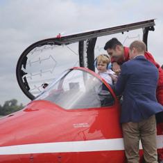 El príncipe Guillermo coloca a su hijo, Jorge, en un Hawk T1.
