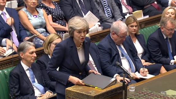 La primera ministra británica, Theresa May, durante la sesión de preguntas en la Cámara de los Comunes.