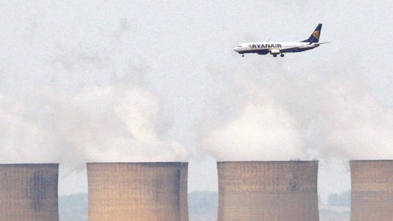 Un avión de Ryanair sobrevuela una estación de energía.