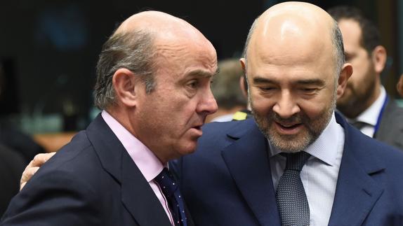 Luis de Guindos con el comisario europeo Pierre Moscovici.