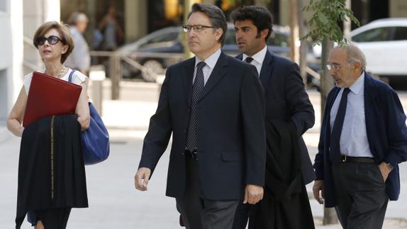 El expresidente de Afinsa Juan Antonio Cano (c) y el exconsejero Albertino de Figuereido (d) a su llegada a la Audiencia Nacional.