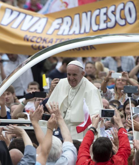 El papa Francisco saluda a varios feligreses a su llegada al santuario de Jasna Gora en Czestochowa, Polonia.