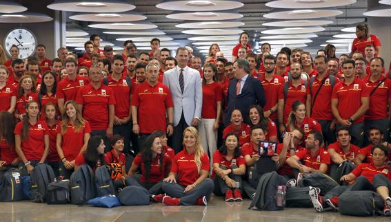 La expedición española, en el aeropuerto. 