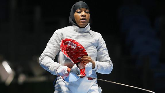 Ibtihaj Muhammad, en plena competición. 