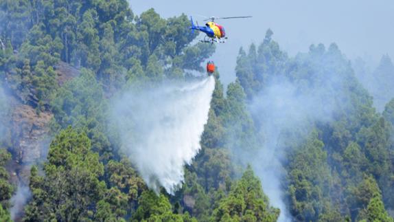 Un helicóptero trabaja en la extinción del incendio.