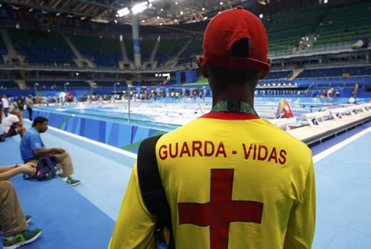 Los «guardianes» de la piscina olímpica