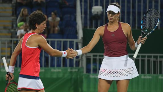 Carla Suárez y Garbiñe Muguruza, en pleno partido. 