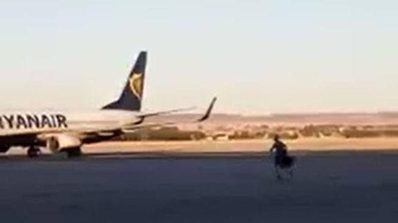 El hombre corre por la pista del aeropuerto de Barajas.