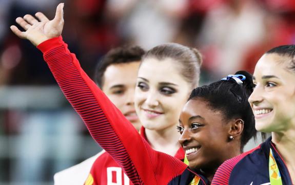 Simone Biles consiguió el oro anoche en gimnasia. 